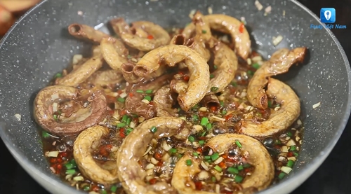 Ngon khó cưỡng với lòng chiên sốt me, khiến chồng con tấm tắc khen mãi không thôi