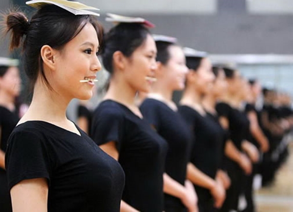Ngậm Đũa Để Cười Đẹp, Chuyện Đùa Mà Thật