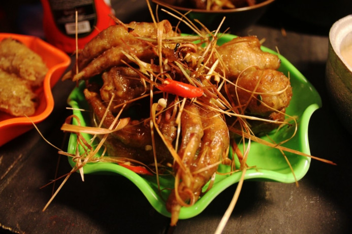 Ngày mưa mát làm CHÂN GÀ XÀO SẢ ỚT thơm cay ngất ngây