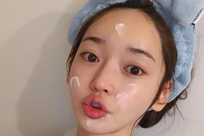 Làn da bóng dầu sẽ không còn là nỗi muộn phiền dai dẳng nhờ 8 tips làm đẹp này