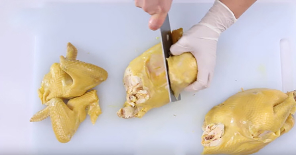 Chặt gà thế nào cho đúng? Đây là cách của đầu bếp chuyên nghiệp!