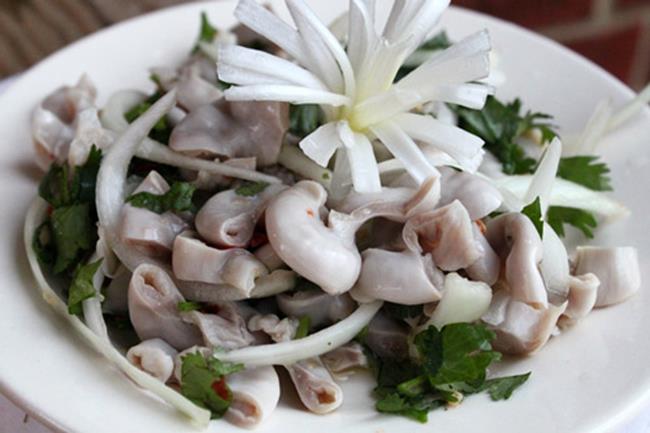 Mẹo “gia truyền” luộc lòng heo ngon, hết sạch mùi hôi