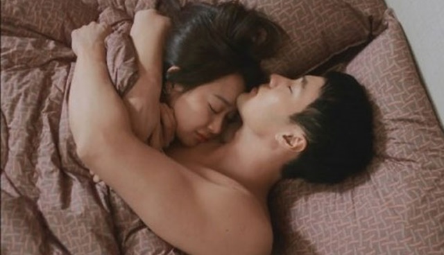 Khoa học chứng minh: Ngửi mùi mồ hôi dưới cánh tay của chồng giúp vợ hạnh phúc hơn