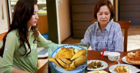 Thịt con gà mẹ chồng bảo: Ăn cổ cánh, đùi phần em dâu - Điên tiết, em ăn 1 phát hết cả con