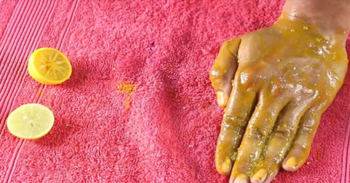 Nhúng nửa quả chanh vào chén bột nghệ và đường để chà, da trắng nõn, nám cũng “bốc hơi”