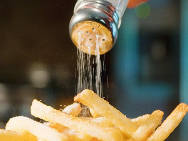 Nếu bạn là một người có thói quen ăn mặn, hãy cẩn thận với 3 vấn đề sức khỏe sau