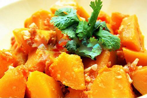 Bí đỏ xào tỏi béo béo thơm thơm, chị em ăn nhiều tốt cho sức khoẻ lại không lo béo