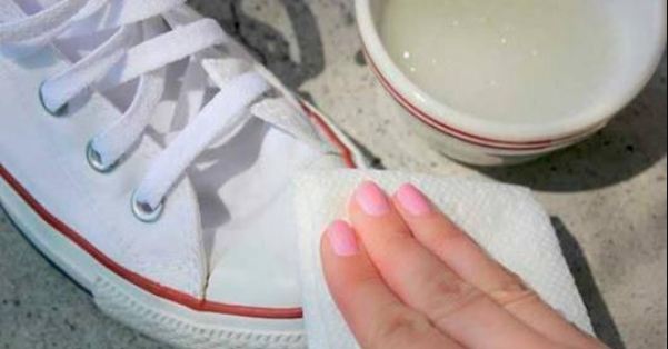 8 cách làm sạch giày cực nhanh, ố vàng đến mấy cũng trắng bóng như mới
