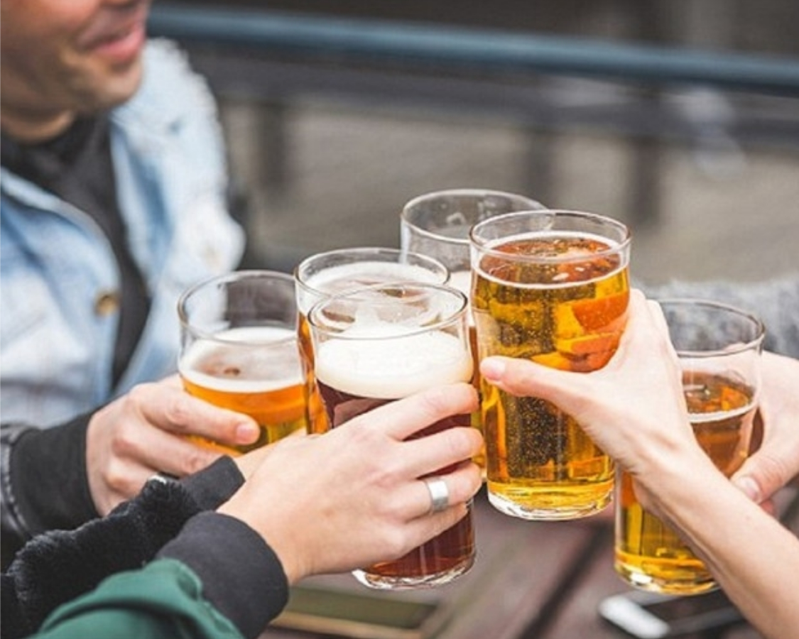 Đàn ông chửi mắng vợ con là giỏi! Ra đường “đội bạn nhậu lên đầu”, ép bia không dám từ chối