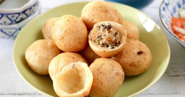 Nhà có 7 người nhưng chỉ mua 6 cái bánh, người mẹ đã dạy cho con bài học cả đời không quên