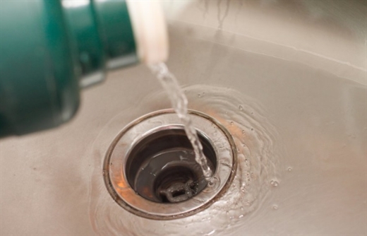 Bị tắc cống hãy đổ 1 bát muối xuống và đợi trong 10 phút, lưu lại có ngày cần đấy, đừng gọi thợ mà tốn tiền