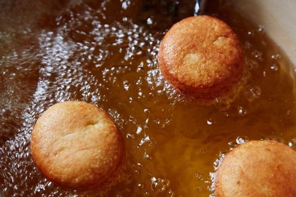 Chiên món gì cũng thả 2 miếng này vào, đảm bảo không bắn dầu, sát chảo lại cực thơm ngon