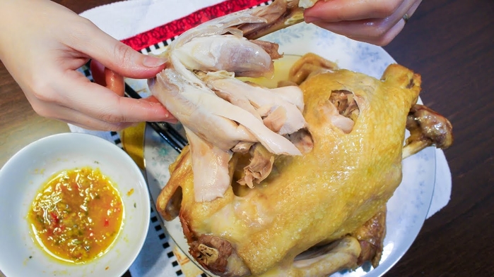 “Học lỏm” bí kíp chế biến gà hấp muối sả bằng nồi cơm điện vừa tiện lợi lại vừa thơm ngon vô cùng