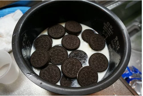 Tức điên con dâu đổ hết hộp bánh Oreo vào nồi cơm, không ngờ 1 tiếng sau cô đem ra thành quả khiến ai cũng thích thú
