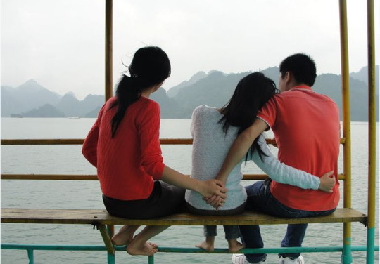 Tình yêu ngang trái - Gia đình mai mối cô chị, nhưng tôi lén lút qua lại với cô em