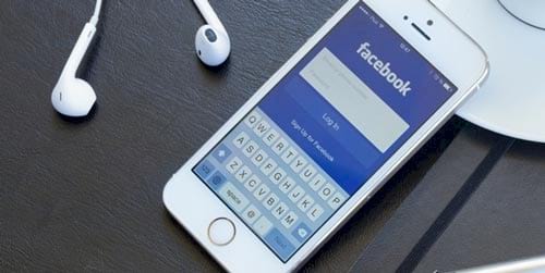 Đừng Nghĩ Đêm Khuya Lướt Facebook Cho Dễ Ngủ, Thực Ra Là Đang Làm Xấu Da Bạn Dần Dần Đấy!