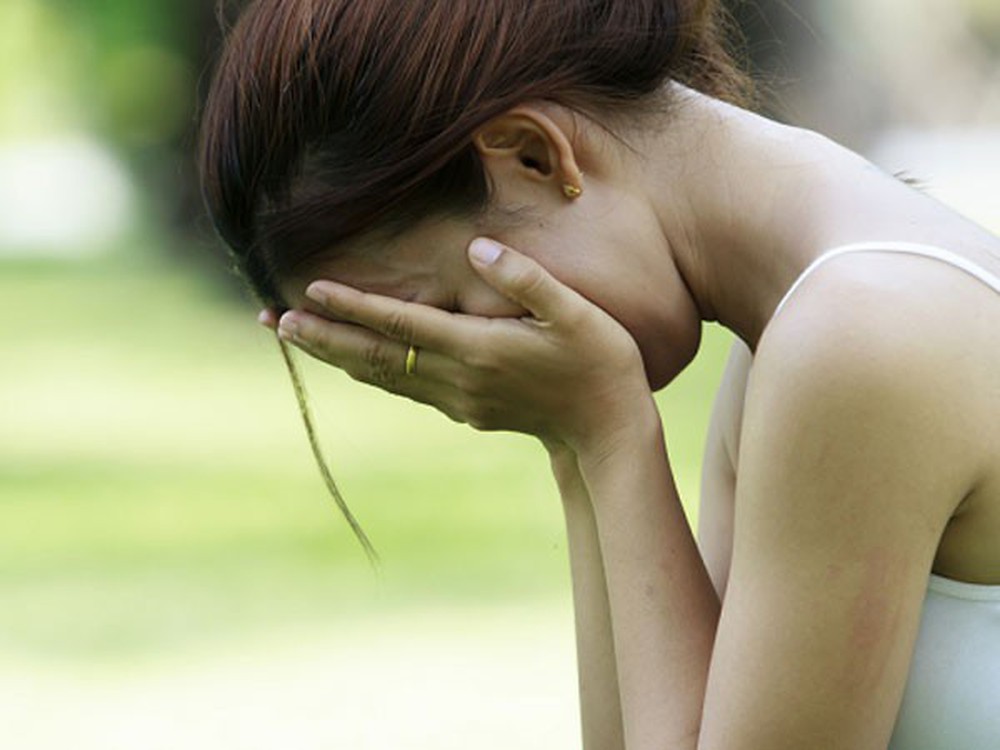 Đau đớn phát hiện chộng bị bệnh lạ qua mớ áo lót cũ trong ngăn tủ của chồng