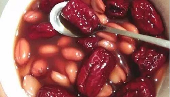 Đậu phộng nấu chung với thứ này tốt hơn nhiều loại ƫʜцṓc bổ: Hạ huyết áp, bảo vệ ƫім, hạ đường huyết, giúp sáng mắt và chống lão hóa