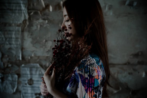 Vì em quá mạnh mẽ nên không giữ được anh!