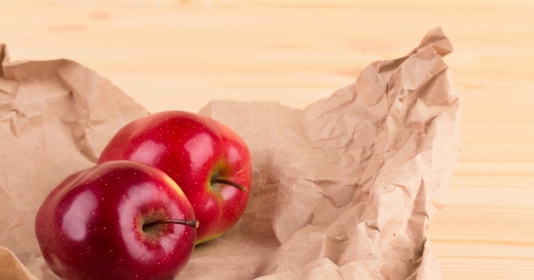 Người bán táo sẽ không bao giờ tiết lộ: Vì sao mua táo phải ghé qua hàng tạp hóa xin vài tờ báo giấy