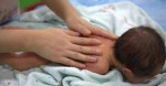 Học các mẹ thông minh massage cho con, giúp bé vừa thông minh, khoẻ mạnh, ít ốm đau