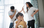 Trẻ giao tiếp kém, khó thành công khi thường xuyên chứng kiến cha mẹ cãi nhau