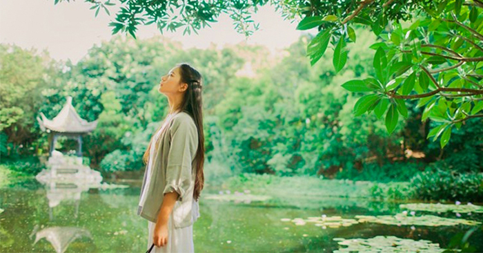 Đời người ngắn ngủi – Để an yên thì “tuỳ duyên mà sống,” muốn vui vẻ phải “buông bỏ một phần”