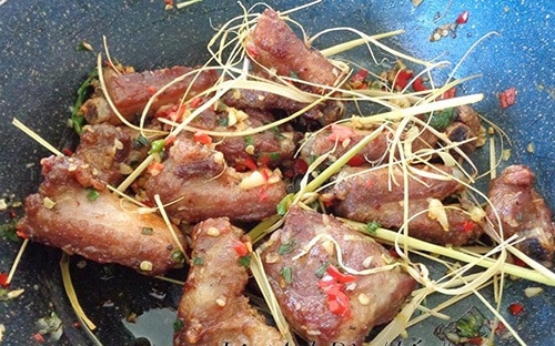 Ngon hết nước hết cái món sườn chiên sả đơn giản mà tốn cơm đến bất ngờ