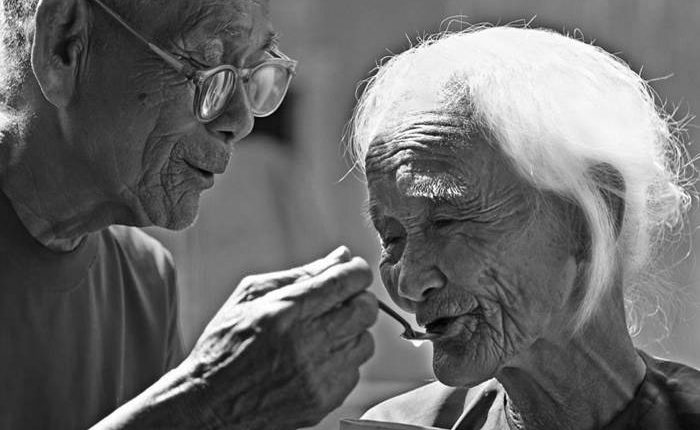 Câu chuyện về chiếc áo rách và bài học đắt giá về tình vợ chồng. Đừng bỏ qua!