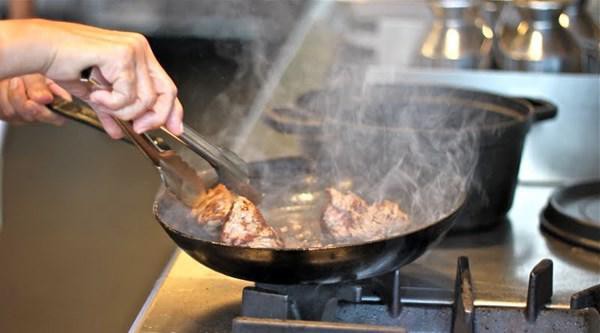 8 sai lầm 99&permil; gia đình Việt mắc phải khiến chảo chống dính thành “ổ” độc