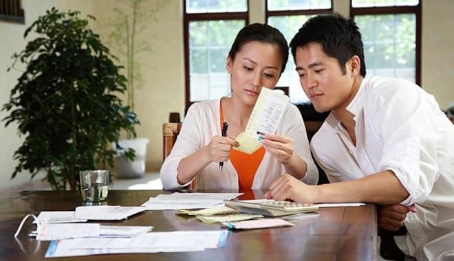 Được thưởng Tết vài đồng, nhà chồng ai cũng đòi quà cáp làm vợ chồng tôi méo mặt