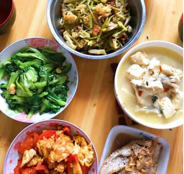 Bữa cơm đầu tiên của dâu mới, chồng không nói gì còn mẹ chồng giận tím mặt