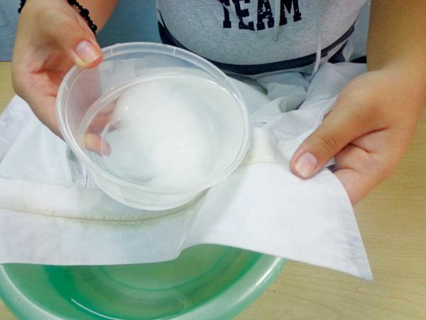 Mách bạn cách ‘tống tiễn’ vết ố vàng trên cổ áo nhanh gấp 3 lần xà phòng, nhà nào cũng sẵn