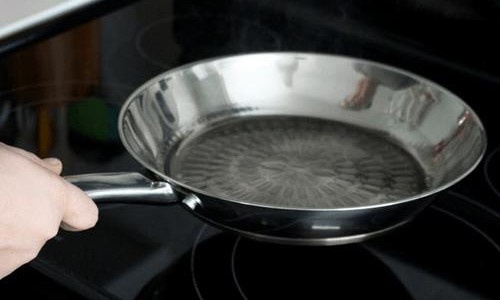 Đầu bếp nổi tiếng tiết lộ mẹo biến chảo sắt thành chống dính cực hay