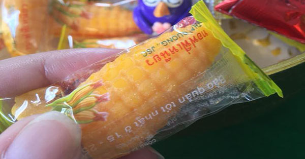 Dù kẻ khen người chê nhưng kẹo bắp chính là món “đặc sản” của Tết tuổi thơ