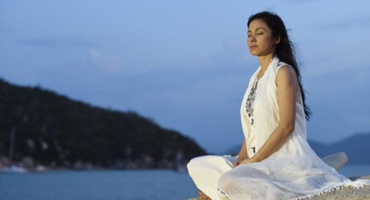 Đến một độ tuổi nào đó, chúng ta phải học cách cúi mình và sống bình thản