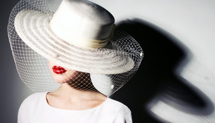 Phụ nữ có tiền trong tay mọi thứ ắt sẽ thuộc về mình, kể cả sự chung thủy