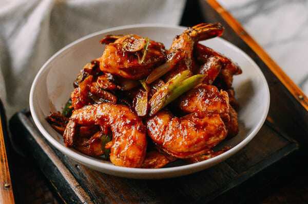 Cách làm tôm chiến sốt cà chua đậm đà, ngon khó cưỡng, đỡ ngán thịt sau Tết