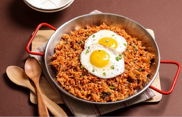 Mê mẩn với cách làm cơm rang kim chi lạ miệng, chua cay hấp dẫn