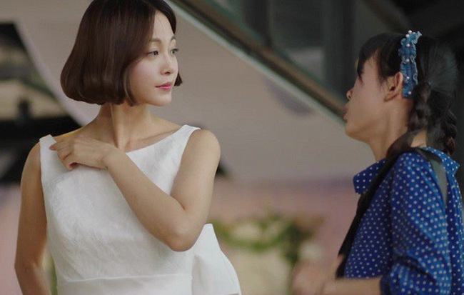 Nghe tiếng con khóc bên phòng chị chồng, tôi chạy sang thì hoảng hốt trước cảnh tượng này