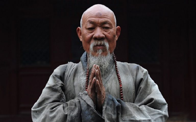 Vì sao cuộc sống mỏi mệt? Hãy lắng nghe câu chuyện của lão hòa thượng để sống thanh thản hơn