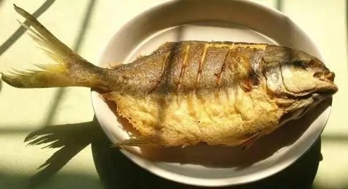 Những mẹo vặt đơn giản giúp chiên cá không bị nát, sát chảo, thơm giòn