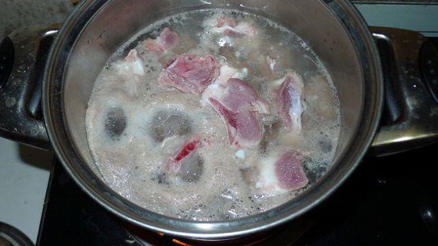 Sự thật lớp bọt trong nước canh xương hay thịt nhiều người hay bỏ đi, có lợi hay hại?