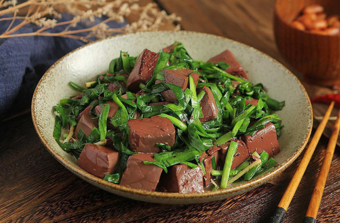 Thải độc, bổ sung vi chất bằng món huyết heo xào vừa ngon vừa dễ làm