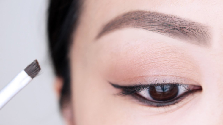 Hướng dẫn vẽ Eyeliner đơn giản với từng loại chì vẽ