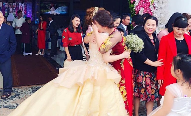 Lấy Chồng Xa Nhà, Lúc Về Thì Vui Mà Lúc Đi Thì Nghẹn Lòng, Mẹ Khóc Con Khóc