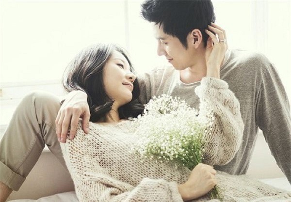 Đêm tân hôn, không thấy chồng đâu, tôi đi tìm bất ngờ nghe được câu thì thầm máu lạnh của chồng qua điện thoại