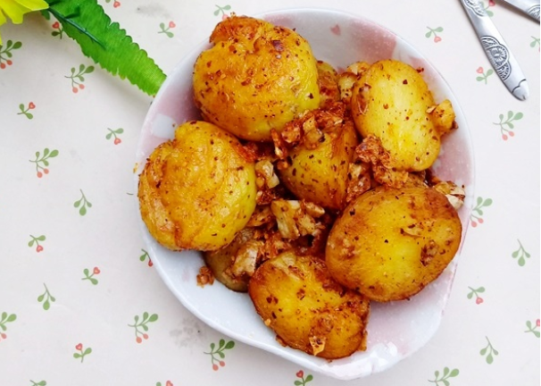 Mát trời làm khoai tây xóc muối ớt cay cay chị em nào cũng mê