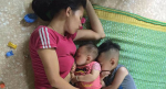 Phía sau bức ảnh mẹ ngủ quên khi cho con nhỏ bú, con lớn rúc vào lưng em là câu chuyện lay động bao trái tim phụ nữ
