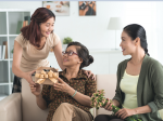 Nàng dâu có quyền được bất bình khi mẹ chồng thích chăm cháu ngoại hơn cháu nội?